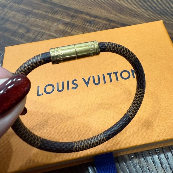 LOUIS VUITTON Damier Keep It Bracelet - Picture 9 of 12